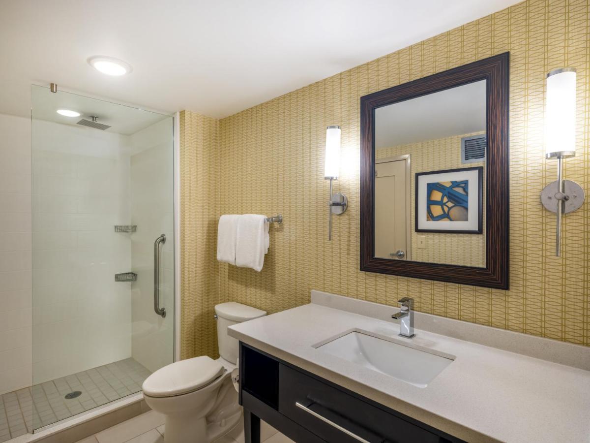 Holiday Inn Greensboro Coliseum By Ihg Exterior photo